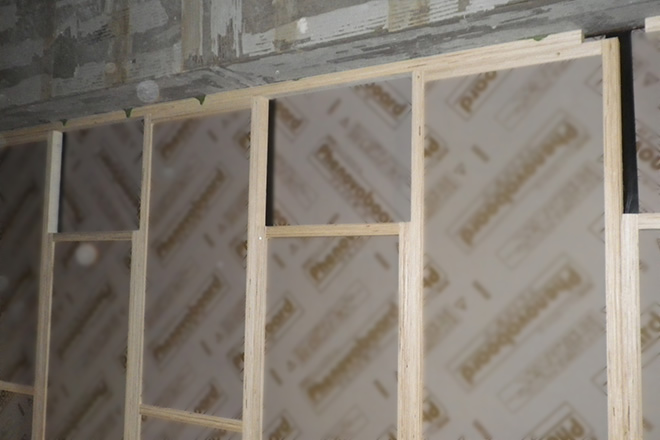 高性能断熱材を貼り木枠で固定