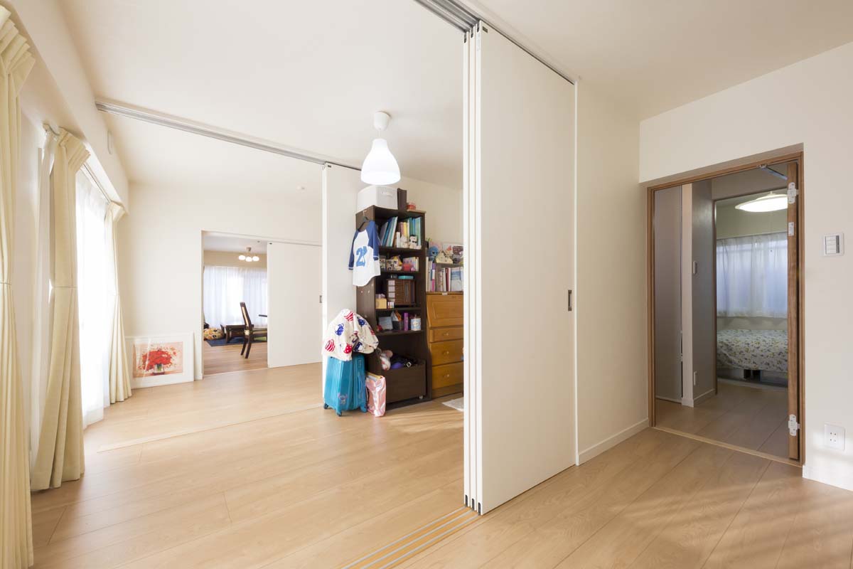 引き戸で仕切られた寝室