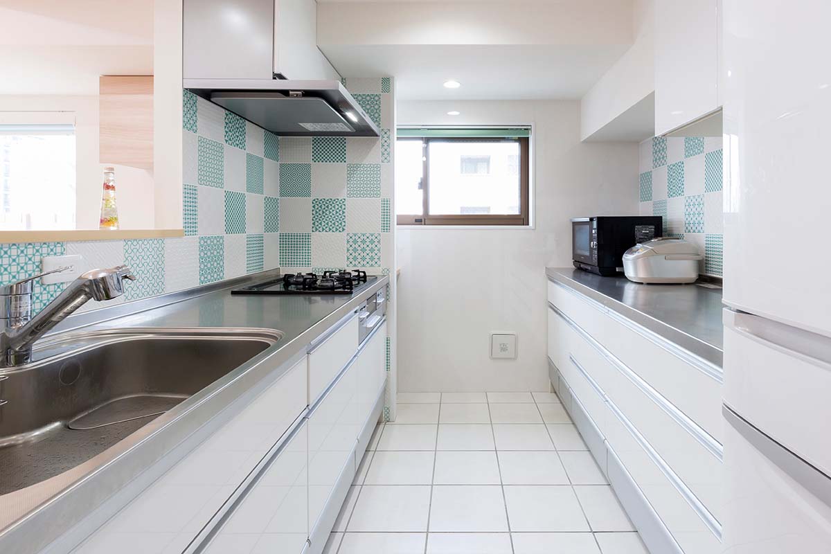 キッチンの床に磁器タイルを採用