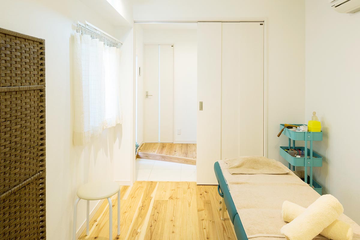 杉の無垢床の施術室