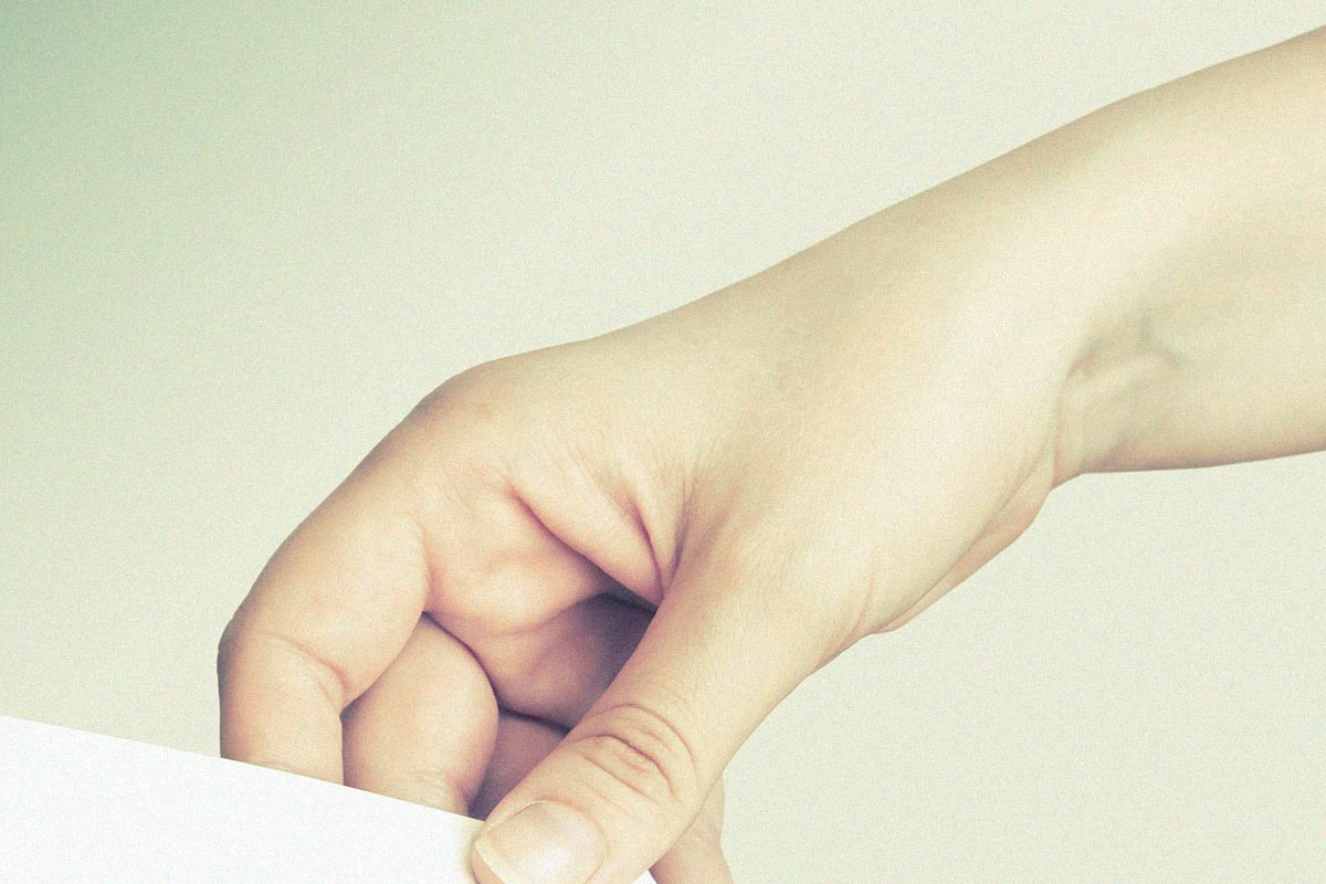 リノベーションセミナーのチラシを手に