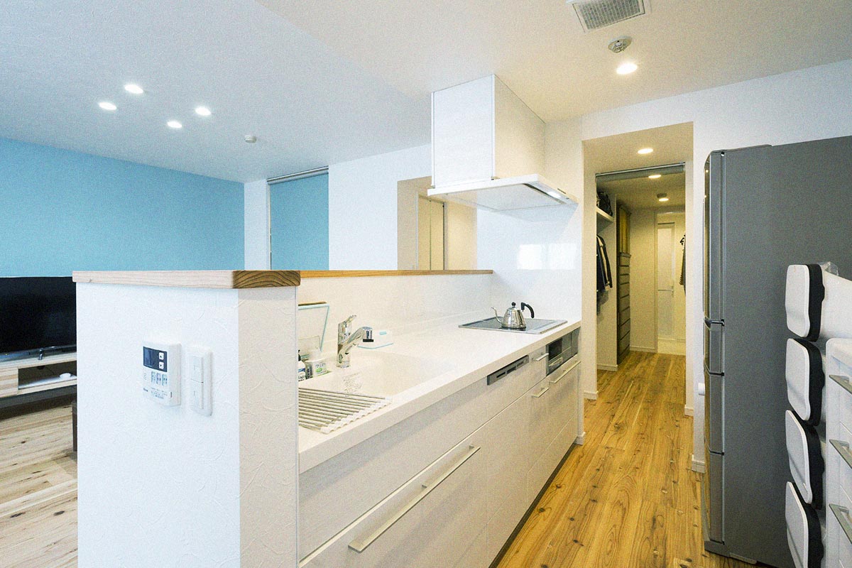 キッチンから洗面へ通り抜ける空間